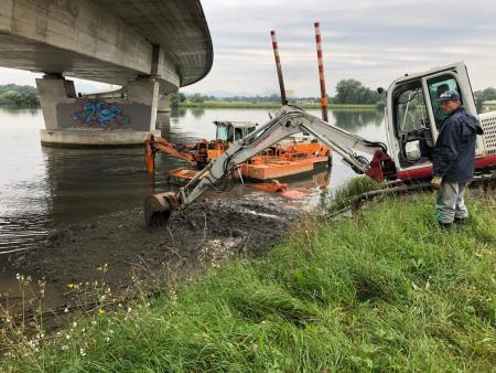 Plovilo za odstranjevanje mulja (arhiv SENG) (2)